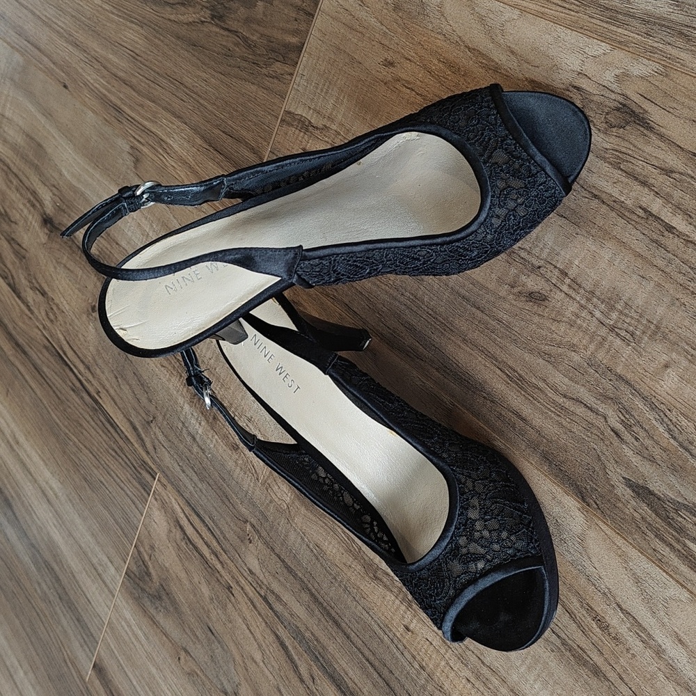 EUC Lace peep toe sling back heels